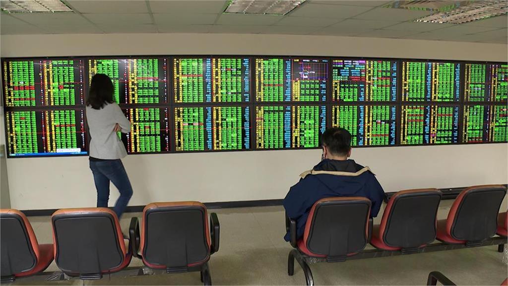 台積電下挫10元 台股早盤跌111點滑落至24408點
