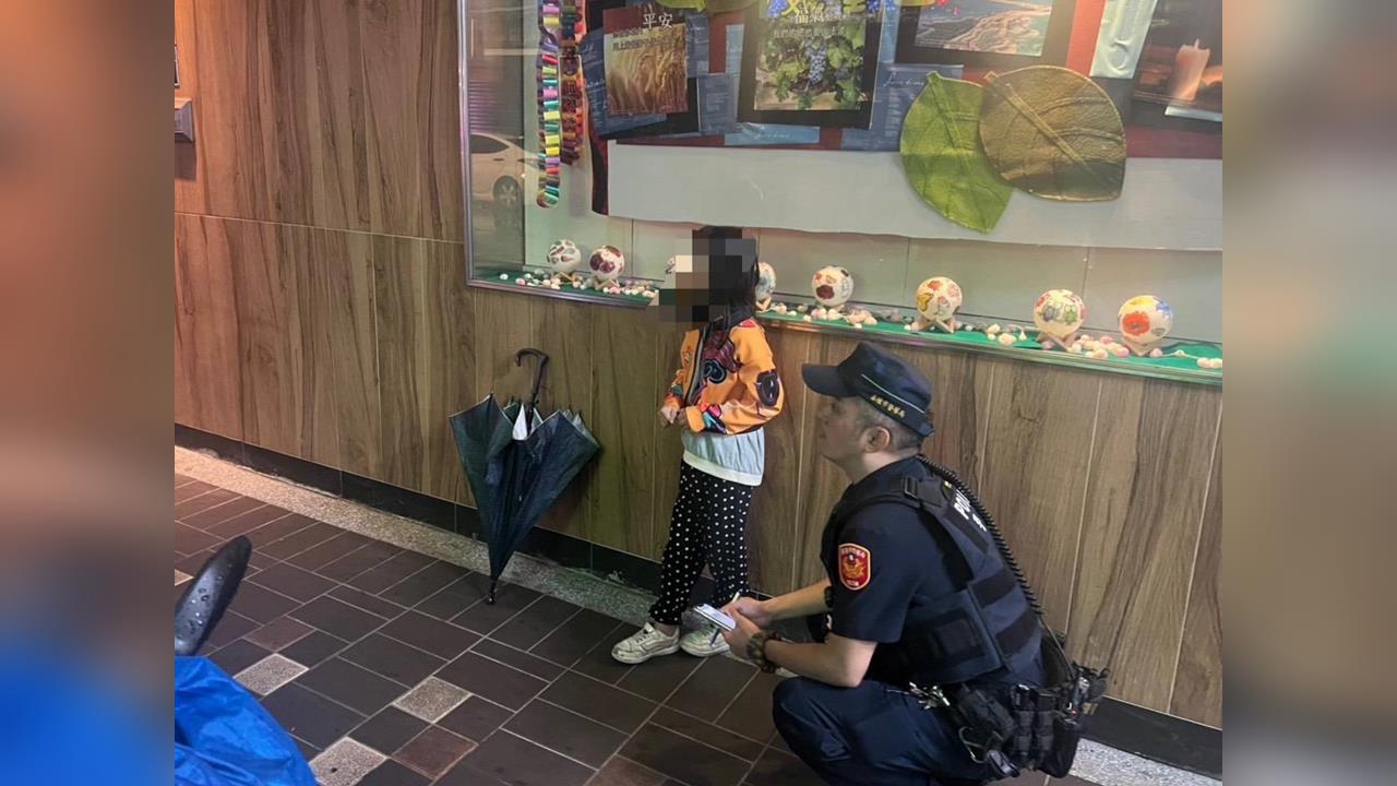 8歲女童廟口夜市淋濕站路邊 暖警巡邏帶回順利找到家人