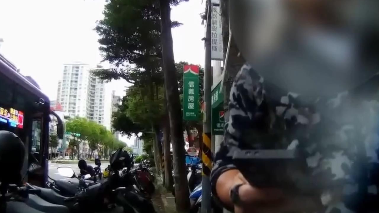 嫌公車聊天吵遭情侶嗆"去包車" 婦人揚言要殺人!