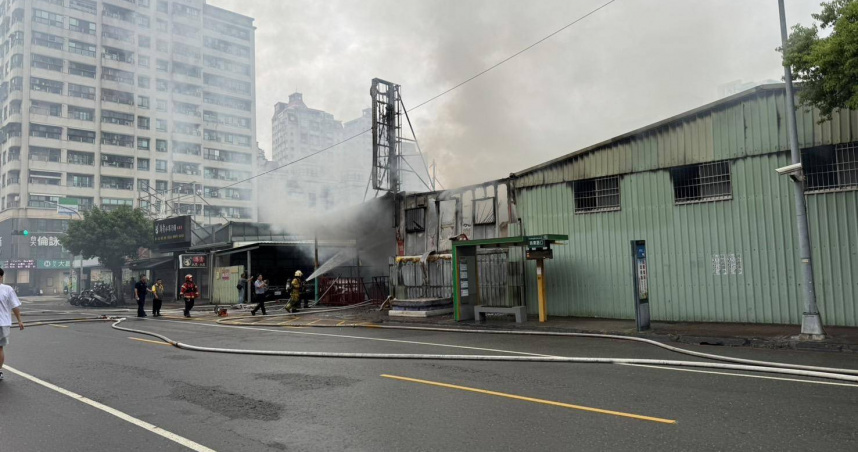 濃煙直竄！高雄寶珠里活動中心大火　對街停車場「賓士、BMW」也遭殃