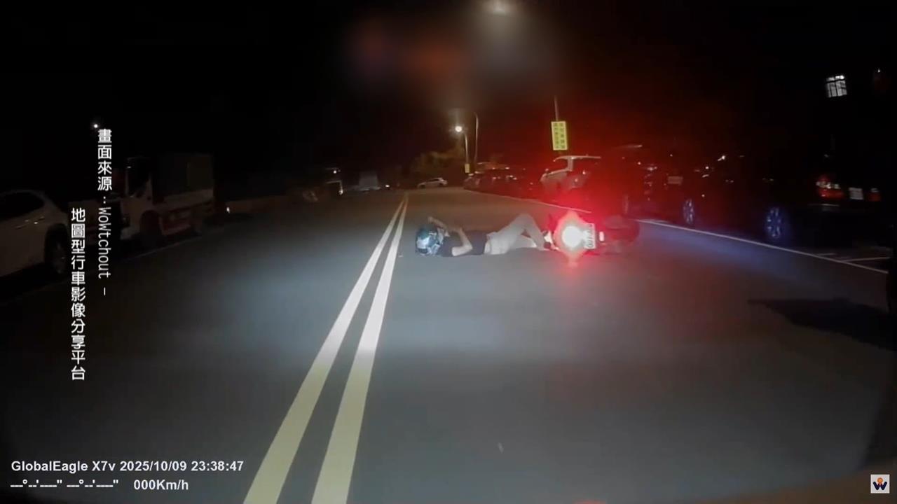 桃園阿嬤遛狗沒繫牽繩 狗狗亂竄害騎士急煞慘摔