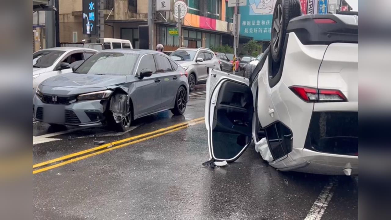 疑轉彎不慎擦撞對向車　宜蘭轎車旋轉翻覆四輪朝天