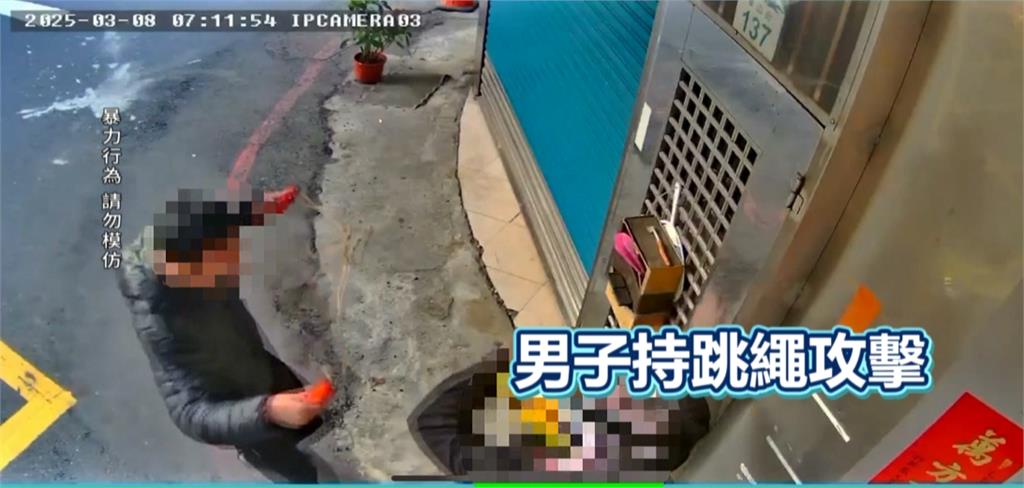 鳳山無差別綁架！女遭陌生男跳繩勒脖　附近雜貨店老闆將人過肩摔壓制
