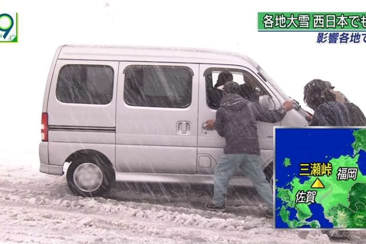 冷氣團、低壓影響氣溫降 新潟積雪如童高