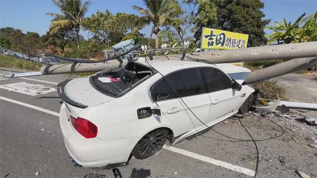 台南BMW高速衝撞! 電線桿"攔腰折斷"駕駛脫困