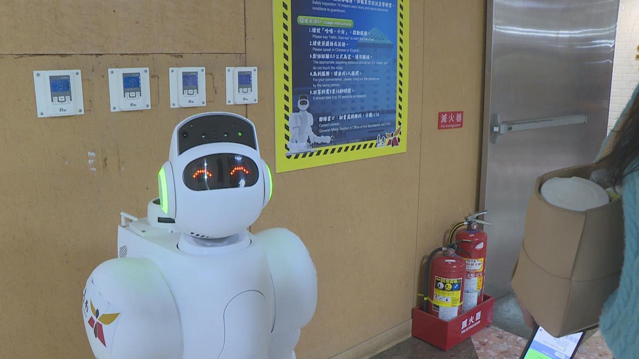 台南市府新員工上工！　機器人「小白」服務市民引熱議