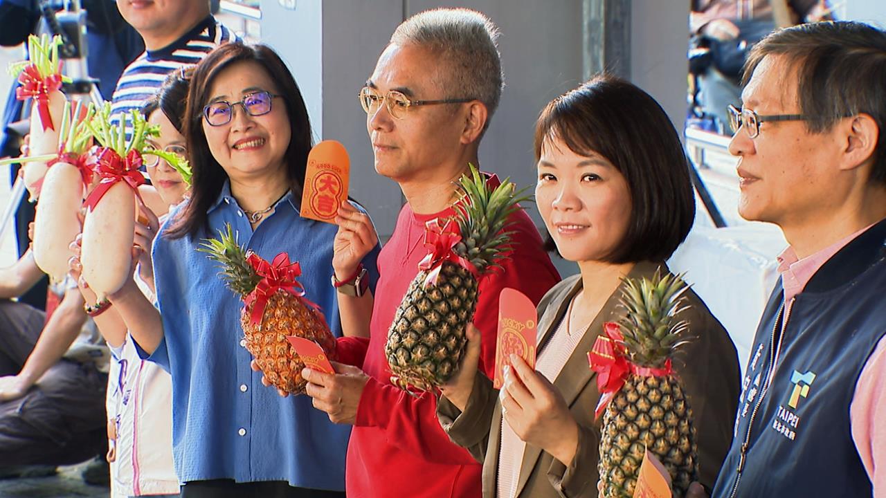 新春迎開工！光華商場熱鬧開市　擲筊抽紅包300包試手氣