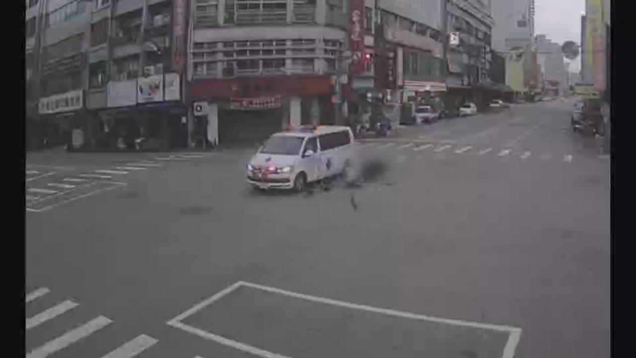 台中執勤救護車、機車碰撞！　女騎士噴飛多處傷送醫