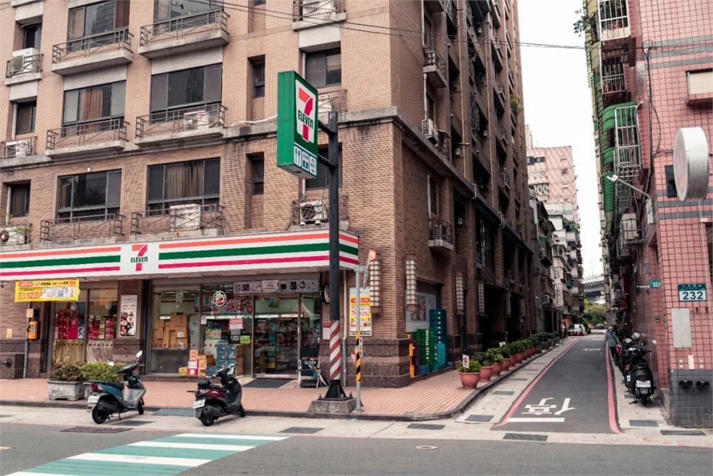 咖啡倒入排水溝竟違法？基隆男挨罰3600元　網一票驚：以前也做過