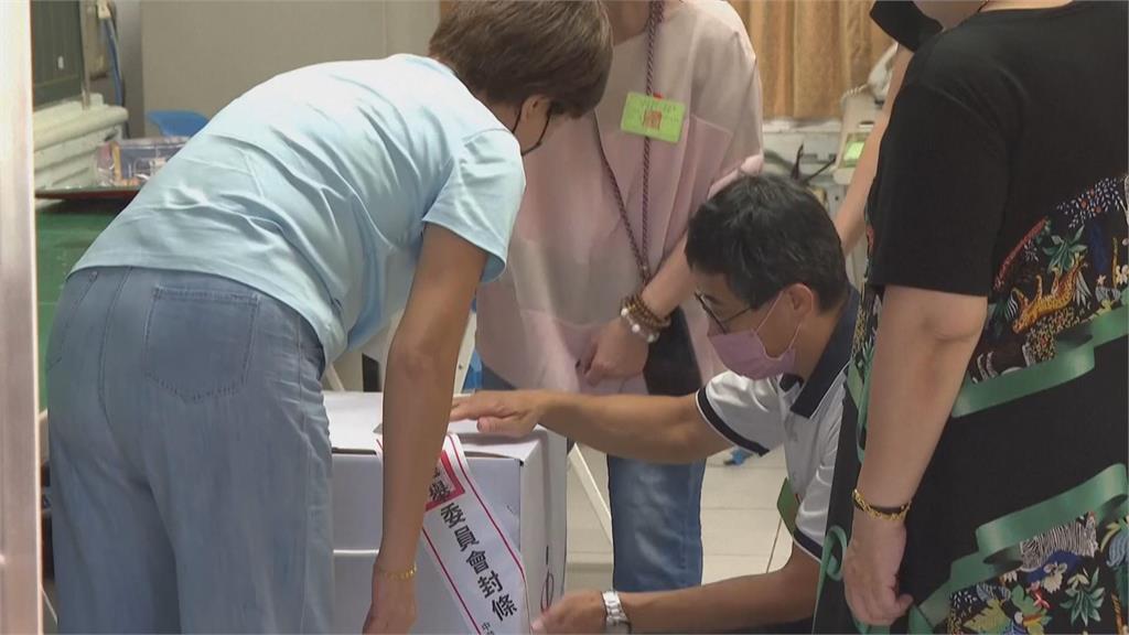 外媒評台灣公投與罷免結果　彭博：恐加深政治僵局