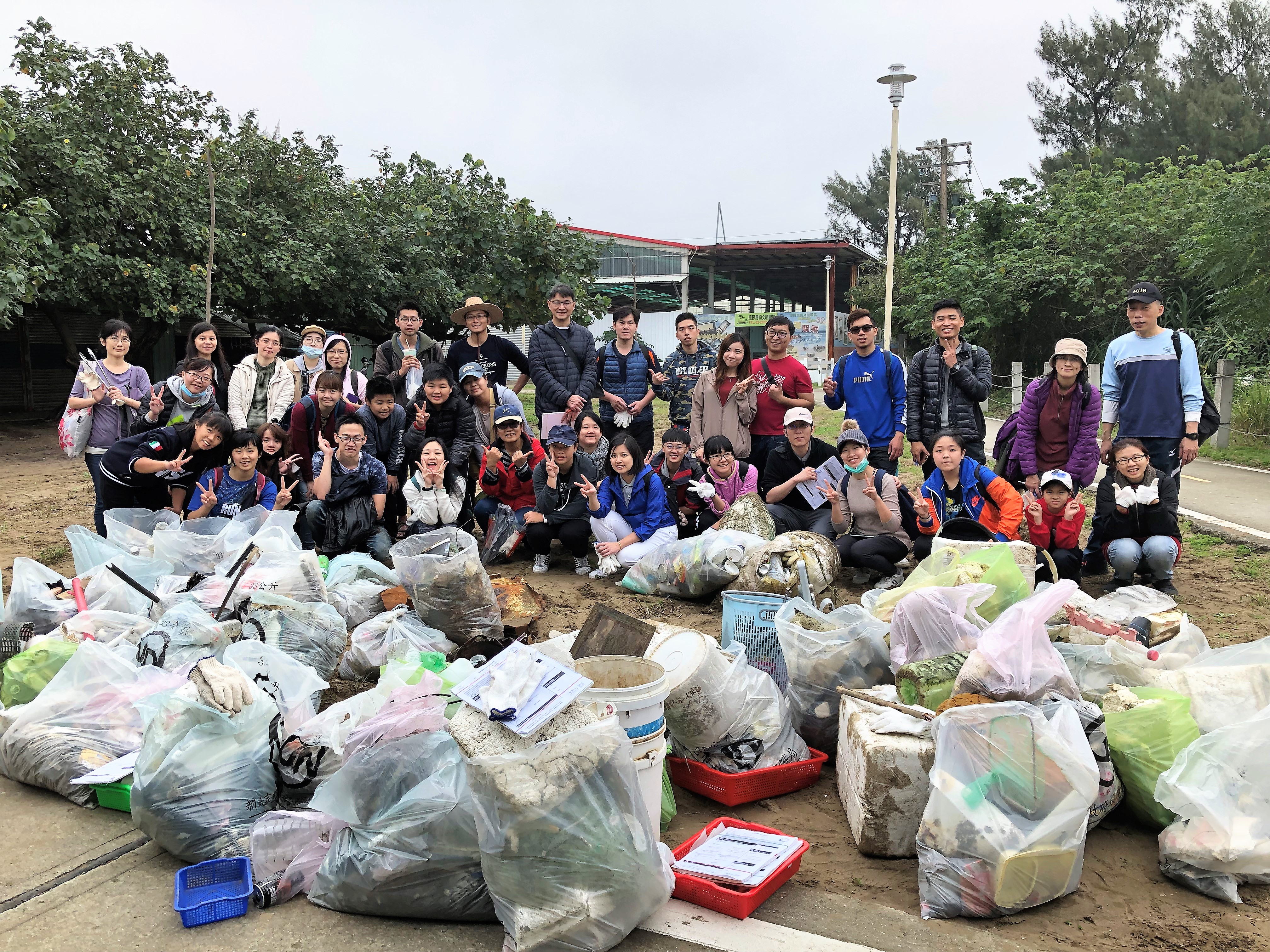 「撿單藝術」愛台灣！ 大學生自發號召淨灘