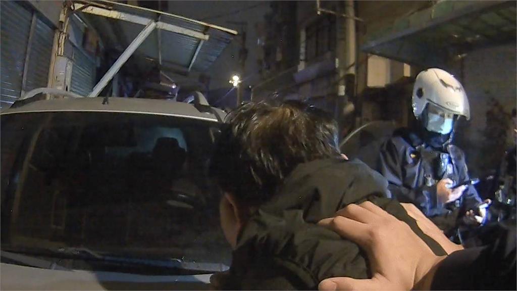 【有片】喝醉睡路中！桃園男心虛逃逸 倒車撞警、躲暗巷仍遭逮