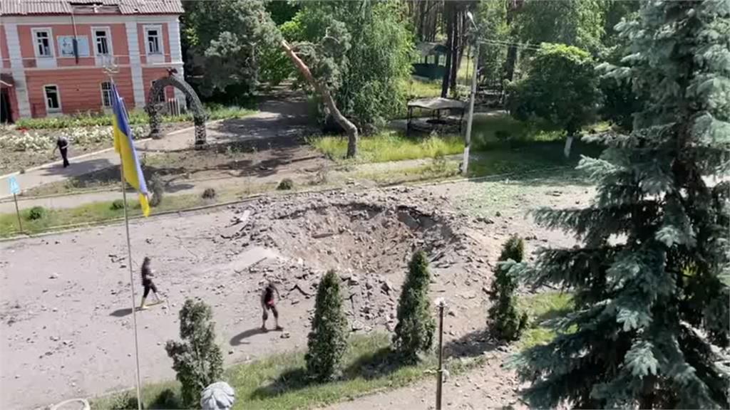 宛如隕石撞擊！哈爾科夫遭俄軍炸出2.5米坑洞