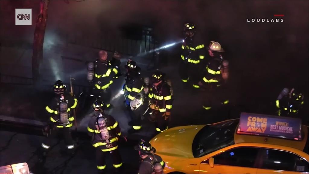 紐約火場爆炸！火舌吞噬消防員 商店成廢墟