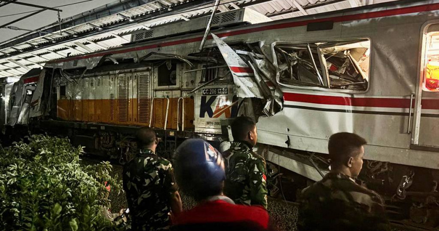 印尼火車追撞「列車頭穿入車廂」釀4死　驚悚畫面曝光