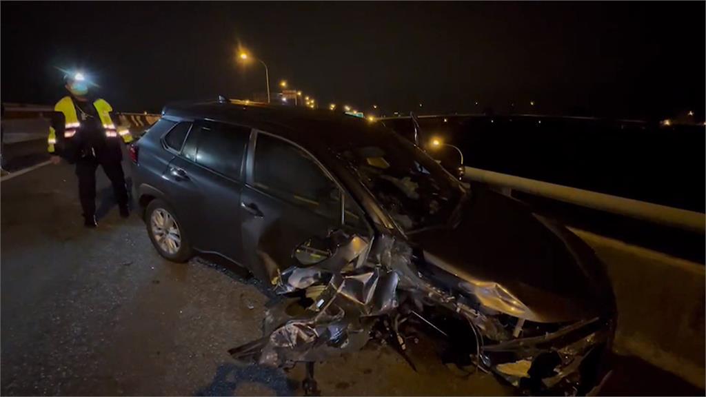 疑深夜開車沒注意彎道　烏日高鐵匝道轎車自撞護欄