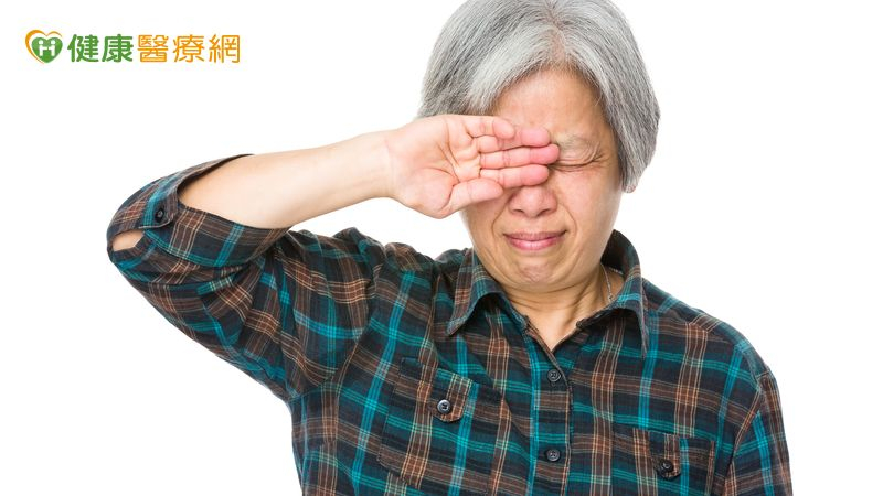 人工淚液點到角膜破皮　就醫才知元兇是乾眼症
