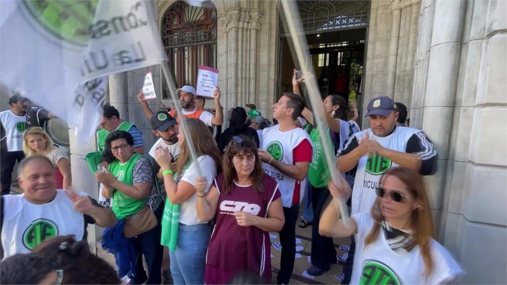 阿根廷總統喊「解僱7萬名公務員」　家庭農業部員工上街示威