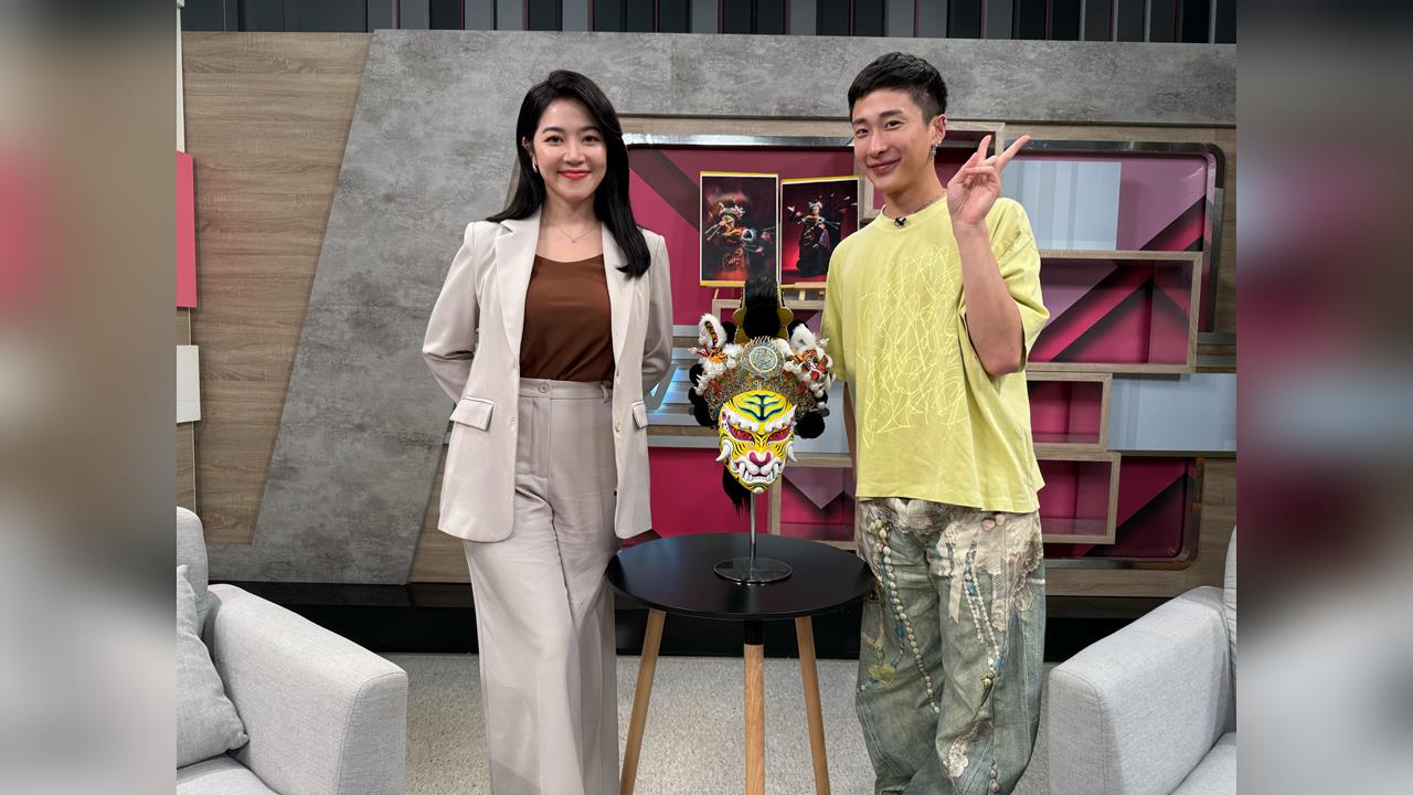 獨／妮妃雅到民視重現招牌動作！皇后「卸下變裝」露出本來面貌...主播直呼：好可愛