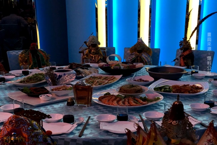 一起吃！ 婚宴神明坐一桌 酒菜、碗筷都齊全