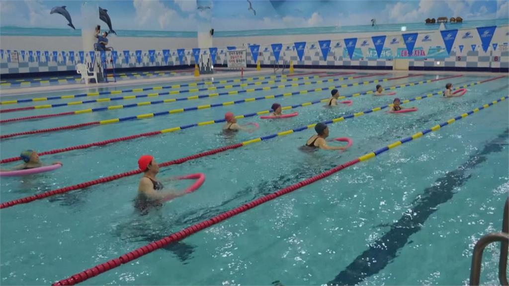 南韓首爾游泳池開放　75歲長者水中有氧如重生