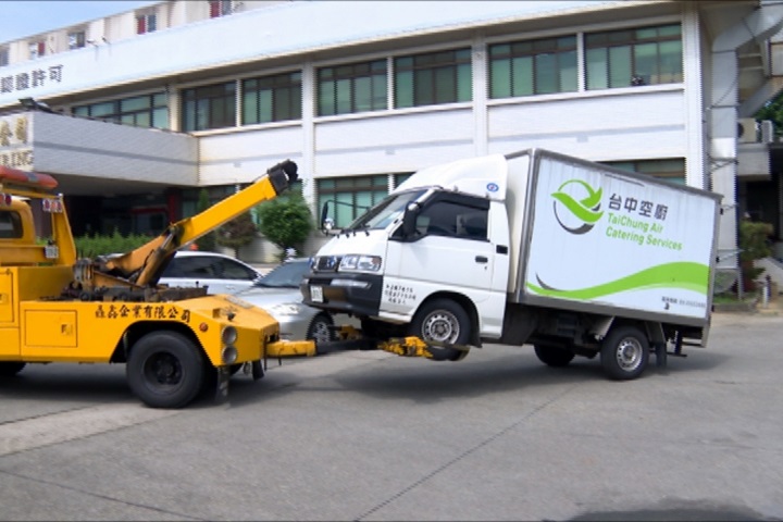 台中空廚欠薪欠健保費  扣押3輛餐車