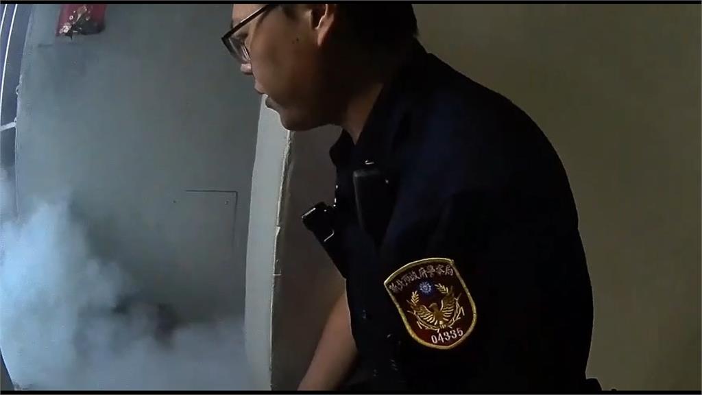 快新聞／新北市新莊民宅突冒煙！　警初步研判「疑電動車電瓶短路」