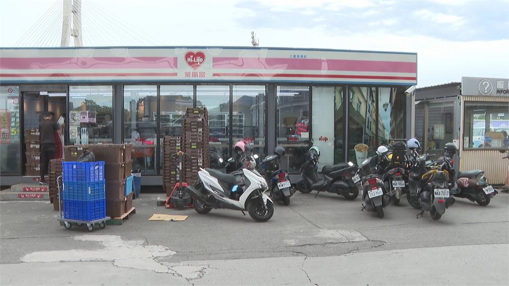 快新聞/真.快閃店?丹娜絲來襲 萊爾富「整店打包撤離」畫面曝