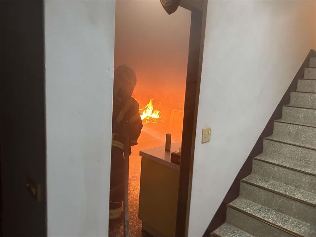 桃園龍潭民宅廚房起火 高平消防6分鐘撲滅