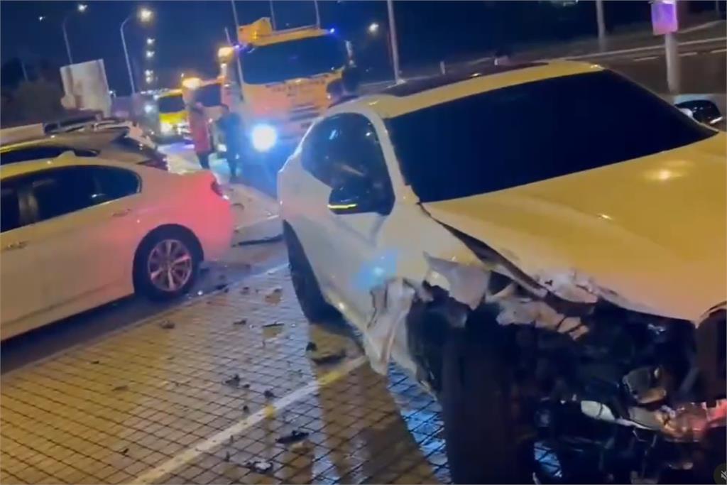 快新聞／楊梅休息站又重大車禍　BMW衝撞6車駕駛頭部受創