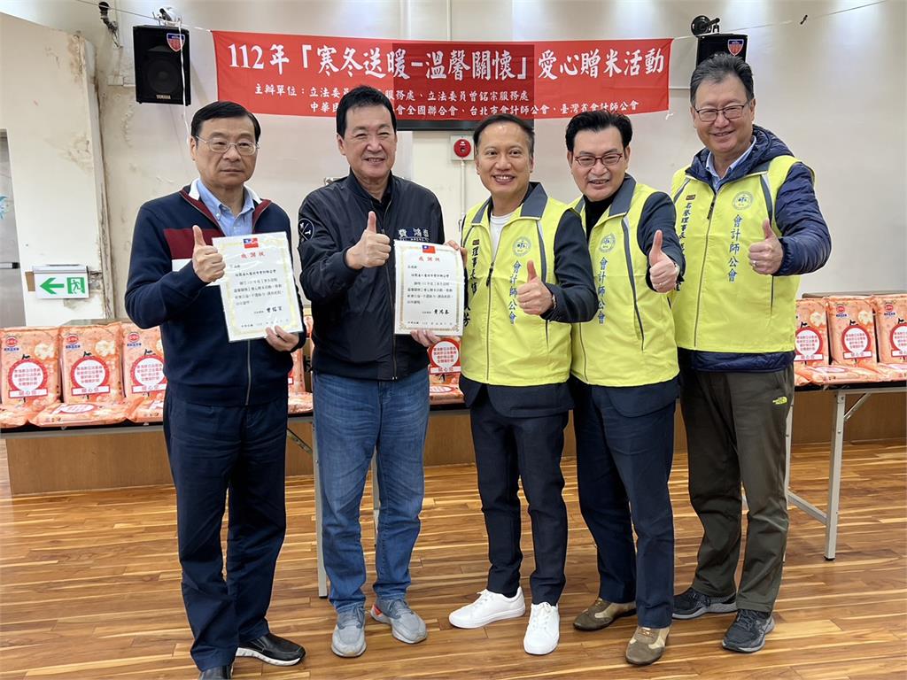 寒冬送暖 國民黨立委費鴻泰贈米做公益