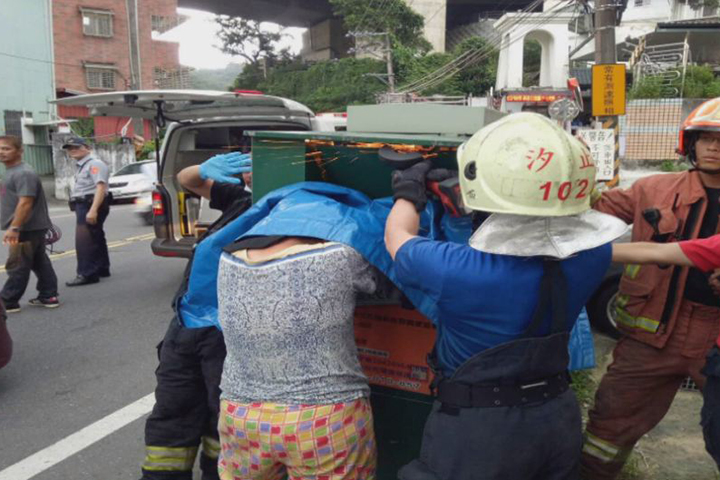 婦捐贈舊衣手遭夾 消防破壞回收箱救援