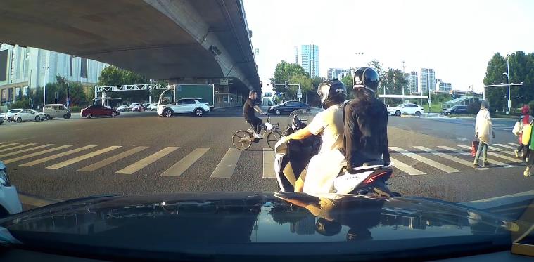 騎車男載妹「前後晃動」吃豆腐 她「秒跳車」影片曝網笑:看手就知關係