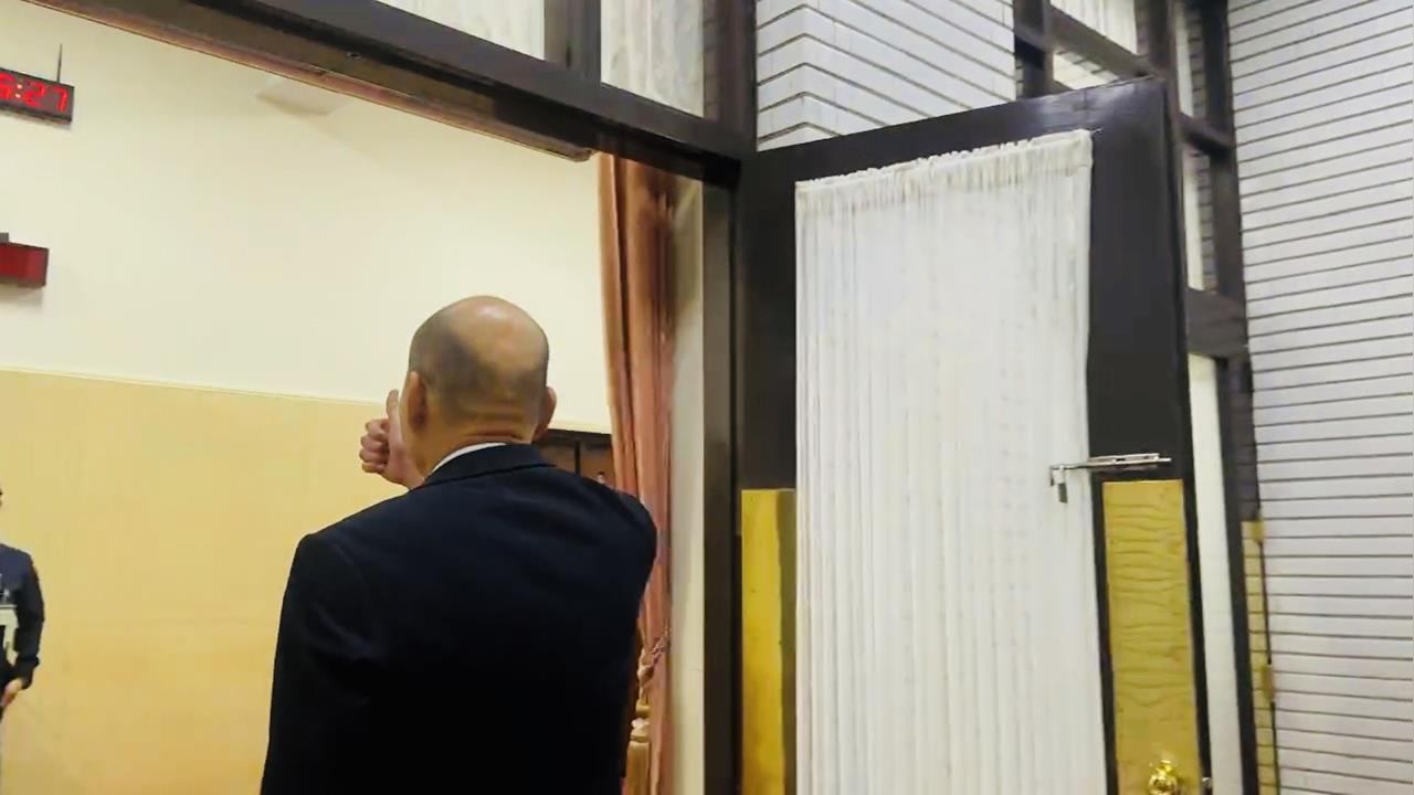 快新聞/賴清德嗆「砍斷桌腳的是中國」 韓國瑜進立院前向駐衛警比讚