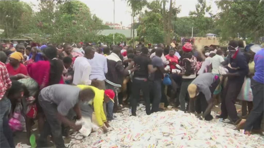 千人搶發放物資！肯亞貧民區踩踏多人傷 警發射催淚瓦斯