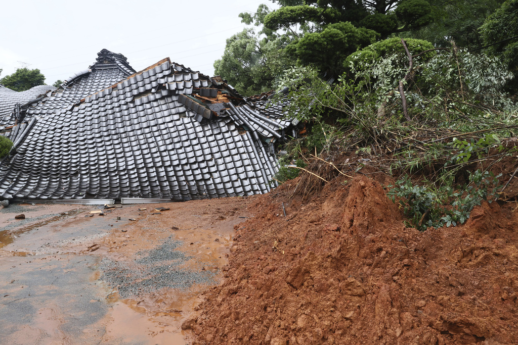 梅雨鋒面發威！河川暴漲橋斷兩截　熊本暴雨36萬人急避難