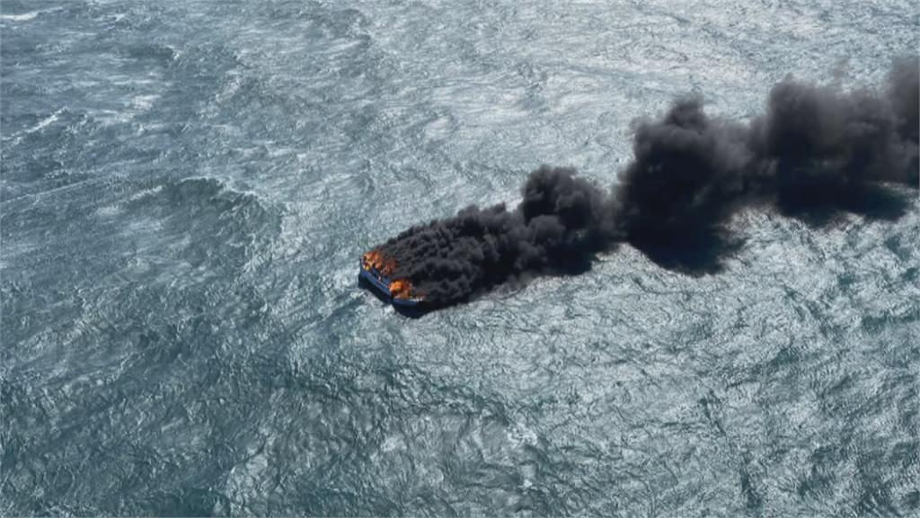 水深火熱！ 船破還遇火燒船5人跳海求生 直升機吊掛救援