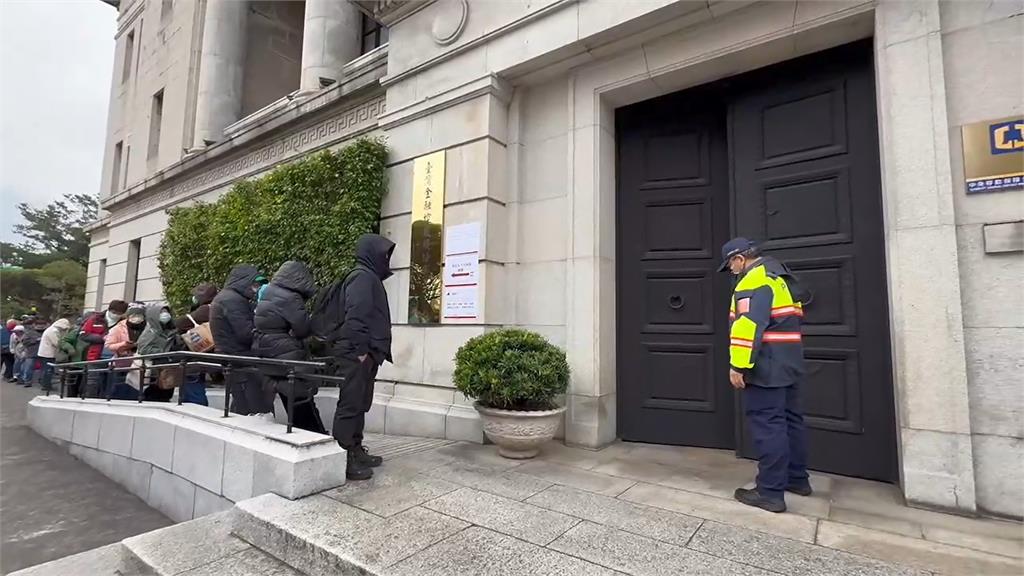 快新聞／央行蛇年紀念套幣限量8萬套　民眾不畏低溫清晨5點半排隊