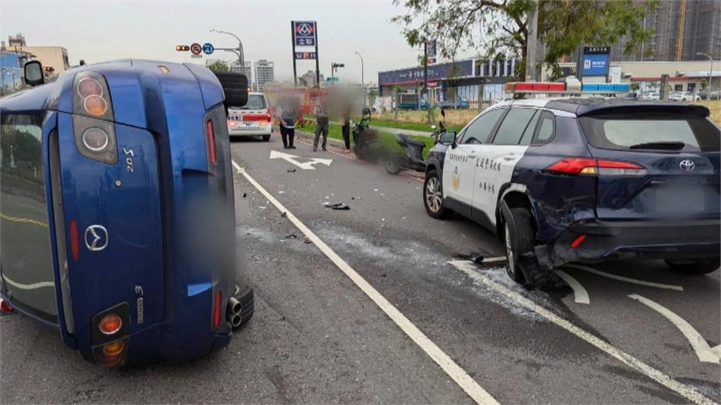 酒測值高達0.26！　高雄醉漢撞翻停路邊警車　自己車子側翻90度