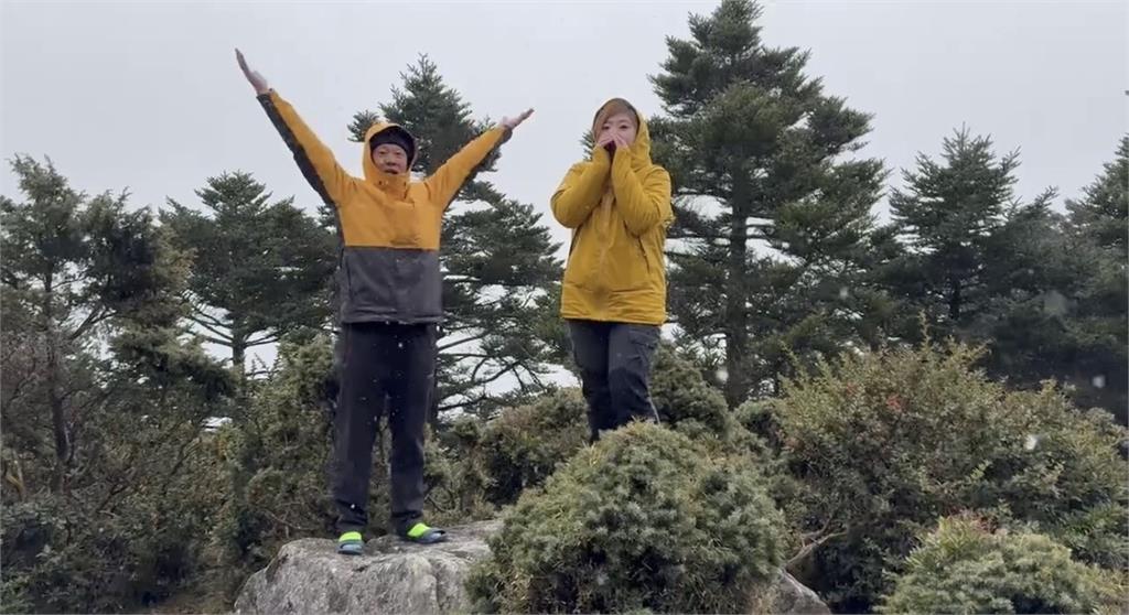 快新聞／山友們好興奮！嘉明湖山屋開始飄雪　雪白畫面曝光