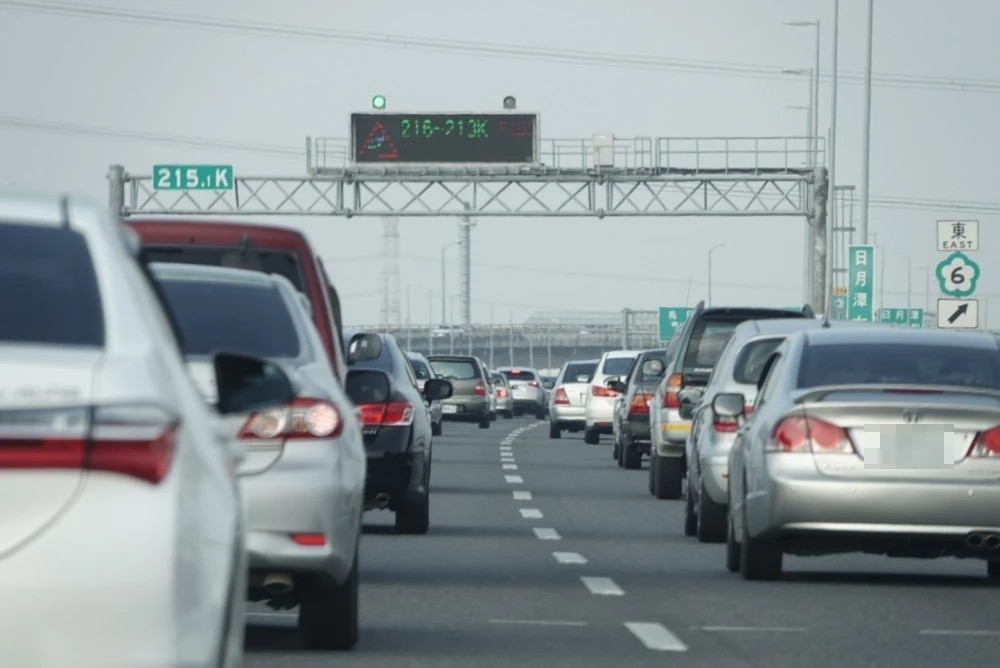 中秋連假首日大塞車　國1「堤頂-汐止」、國3「安坑-新店」紫爆