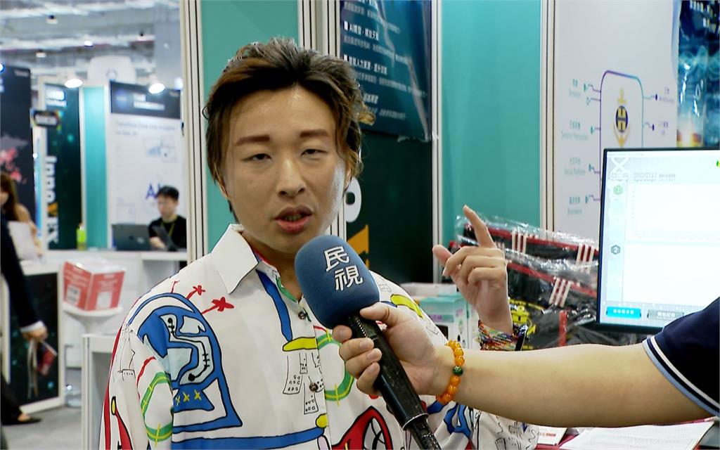 大腦電波真的能爆米花！　藝人廖伯斯電腦展親自體驗