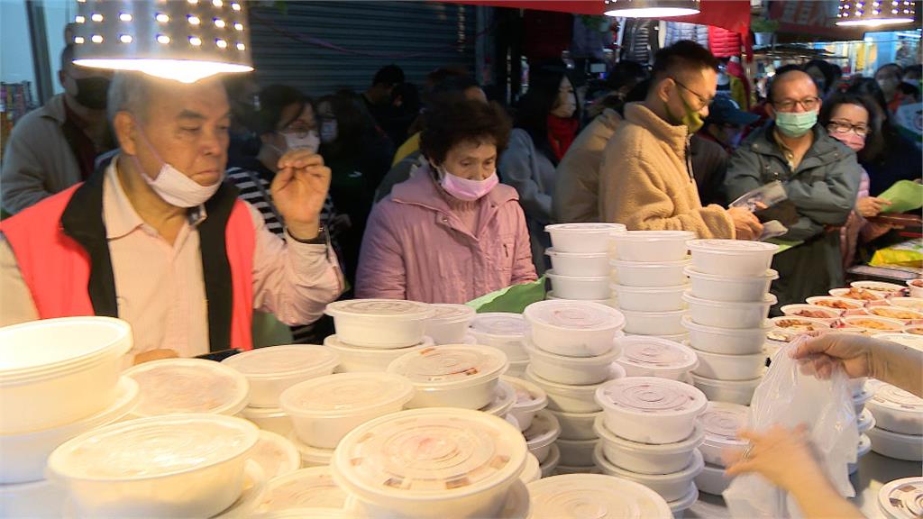 連11年凍漲！台中第五市場百元年菜　採買人潮擠爆