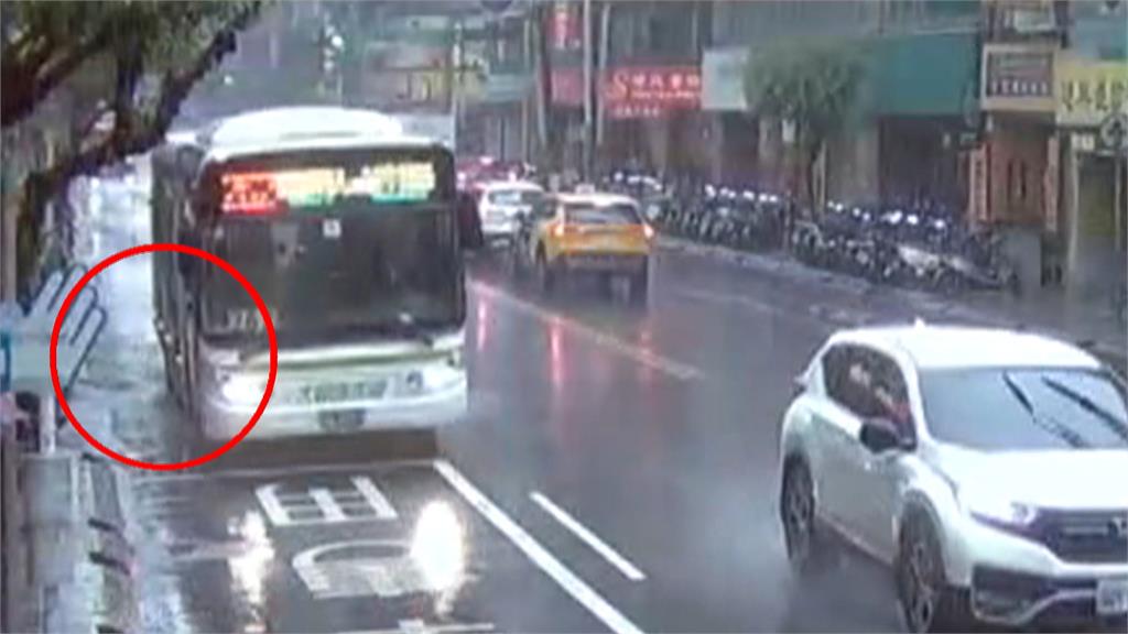 永和公車站前驚見「天坑」　疑連日豪雨掏空路基致塌陷