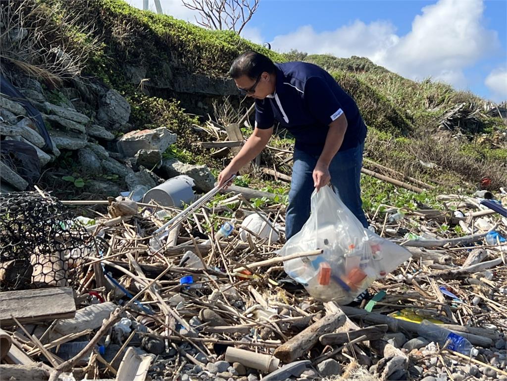 颱風過境東北角沿海垃圾爆多 森崴能源動員百名員工淨灘