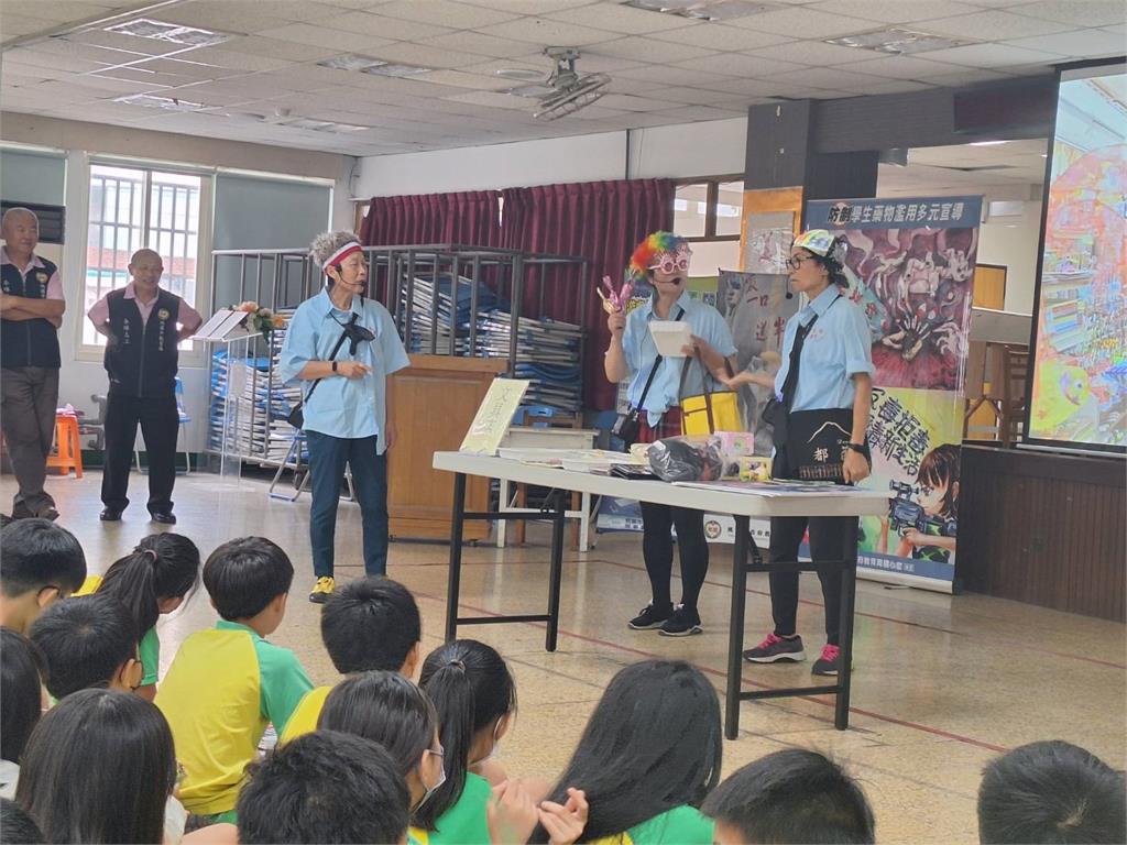 桃園教育局春暉志工使出渾身解數　校園宣導拒毒、防詐、反霸凌