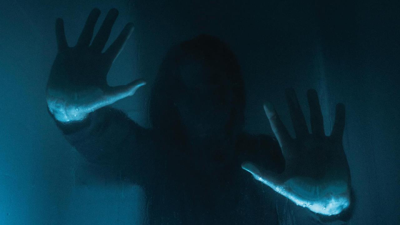 中國校園奇葩事件「女學生嚇出病」？課堂放「恐怖片」她竟開始胡言亂語