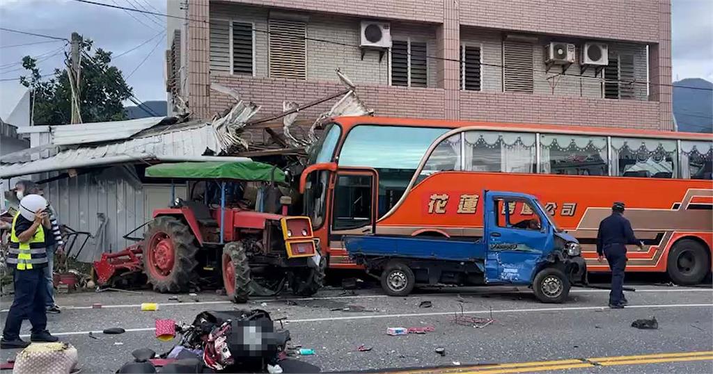 快新聞／畫面曝光！ 花蓮客運駕駛撞上耕耘機衝向民宅　鐵皮、鋁門損壞