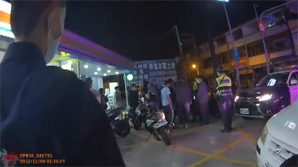 30多輛改裝車深夜車聚引騷動 帥翻!警拔槍威嚇控制場面