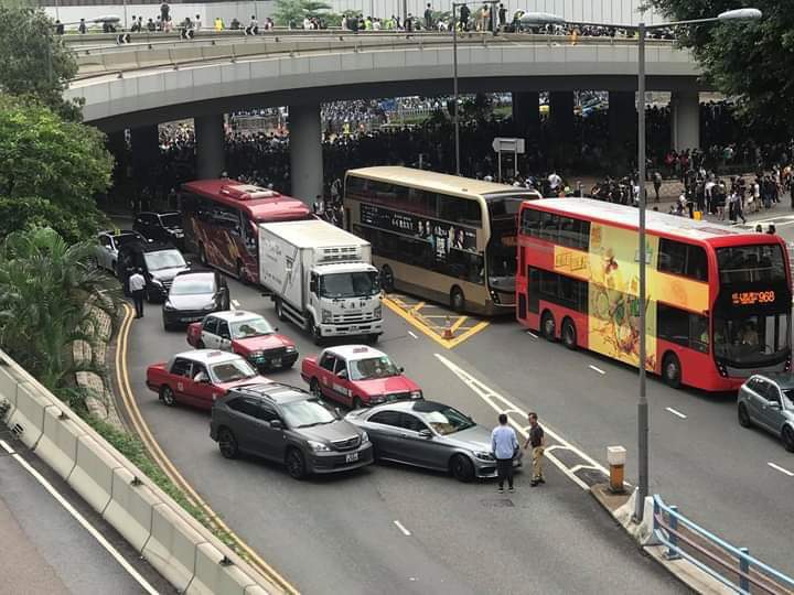 反送中／香港大量連環車禍發生中！車主心平氣和深刻檢討肇事原因